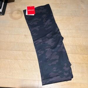 NWT🔥SPANX Look At Me Now Leggings